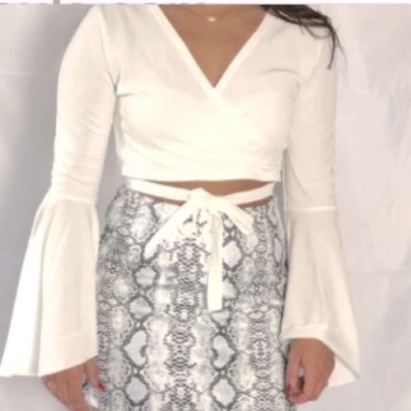 NWOT CROP TOP FLUTTER SLEEVE - MEDIUM OR LARGE - Picture 6 of 7